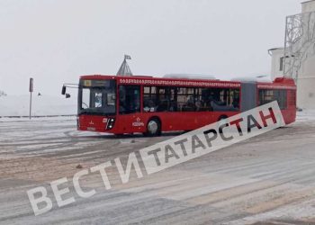 В Казани на линию выходит новый красный автобус «гармошка»