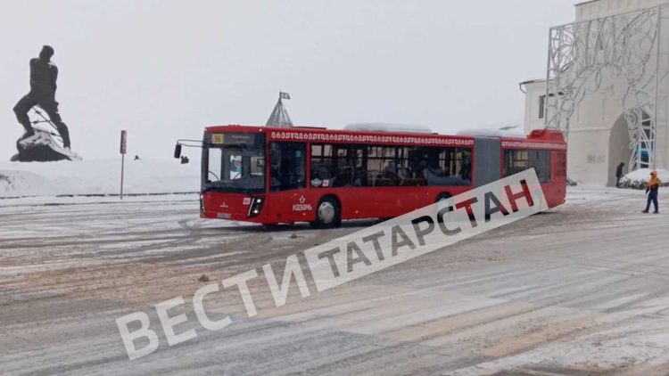 В Казани на линию выходит новый красный автобус «гармошка»
