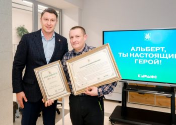 Глава района наградил мужчину спасшего девочку в Юдино