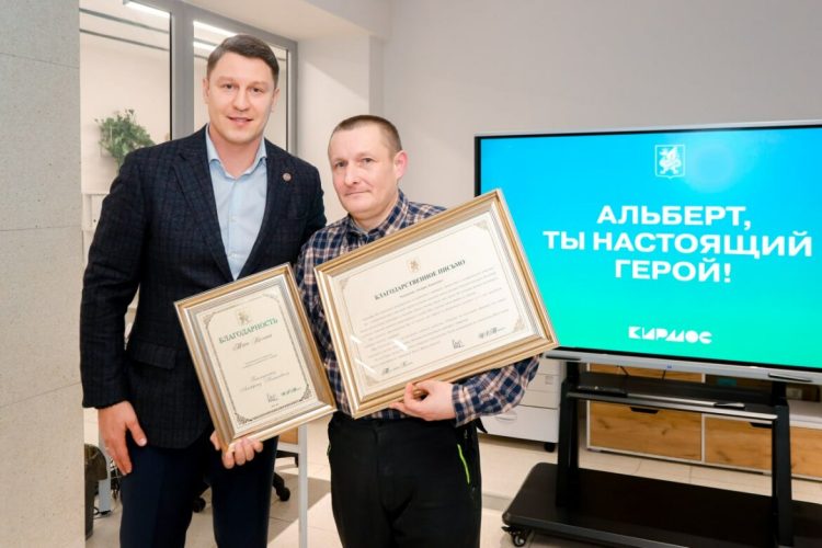 Глава района наградил мужчину спасшего девочку в Юдино