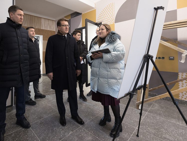 Метшин проверил готовность к открытию молодежного центра «Вертолет»