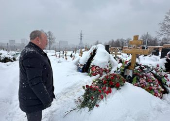 Вице-премьер РТ Равиль Ахметшин почтил память первого директора «КамАЗа»