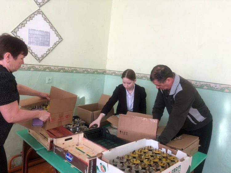 Нурлатские школьники отправили бойцам СВО окопные свечи и письма
