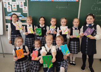 В Менделеевске школьники написали 700 писем бойцам СВО