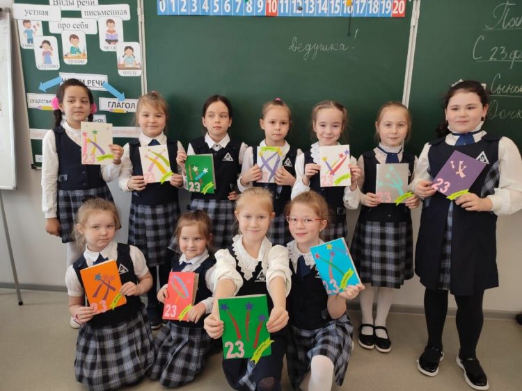 В Менделеевске школьники написали 700 писем бойцам СВО