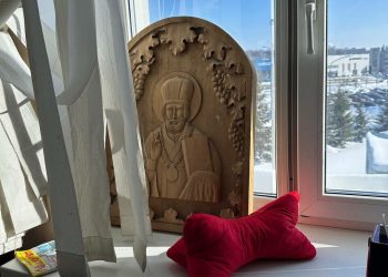 Боец СВО вырезал икону на фронте и подарил ее храму при РКБ