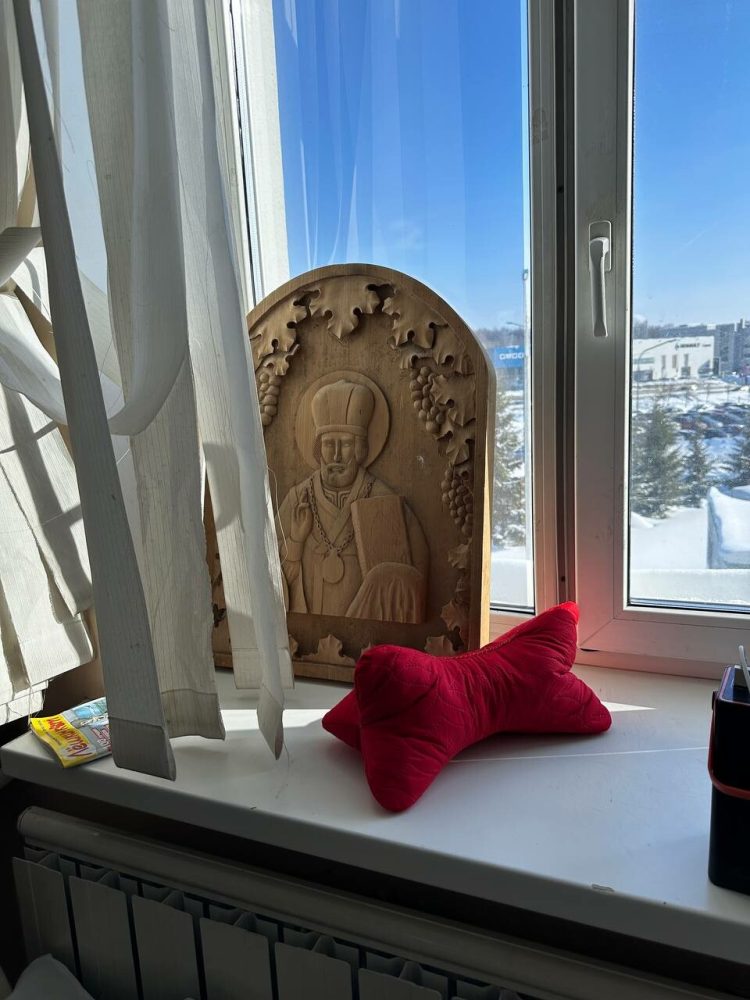 Боец СВО вырезал икону на фронте и подарил ее храму при РКБ