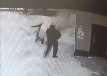 В Зеленодольске на мужчин и ребенка упал пласт снега с крыши