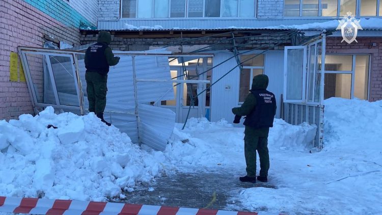 В Татарстане директору школы, где из-за схода снега пострадала девочка, предъявили обвинение