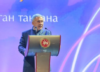 Минниханов поздравил женщин с 8 марта: «Каждая из вас по-своему удивительна»