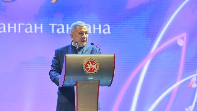 Минниханов поздравил женщин с 8 марта: «Каждая из вас по-своему удивительна»