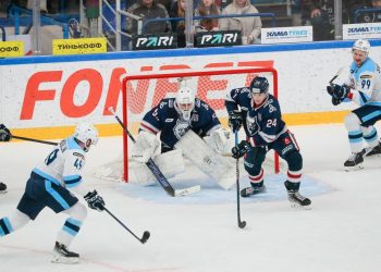 «Нефтехимик» планирует продлить контракты с защитниками Сериковым и Пастуховым