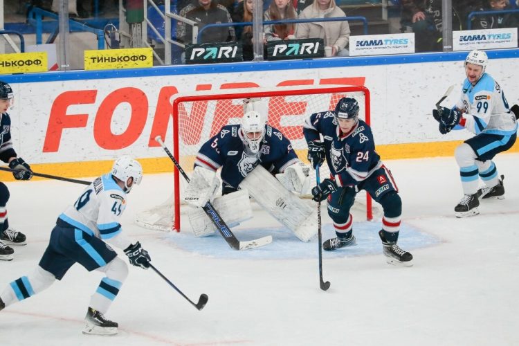 «Нефтехимик» планирует продлить контракты с защитниками Сериковым и Пастуховым