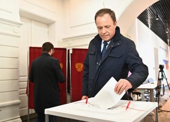 Комаров проголосовал на выборах Президента РФ