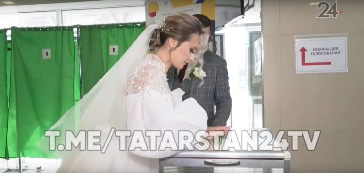 Молодожены из Нижнекамска проголосовали на выборах Президента РФ