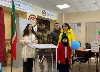 В Лаишево боец СВО пришел на выборы с семьей