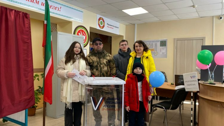 В Лаишево боец СВО пришел на выборы с семьей