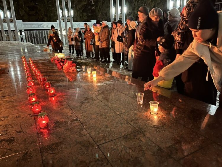 В Альметьевске прошла акция в память о погибших в «Крокусе»