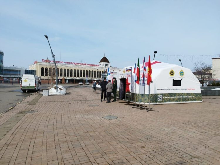 В Казани на территории ж\д вокзала развернули пункт отбора на службу по контракту