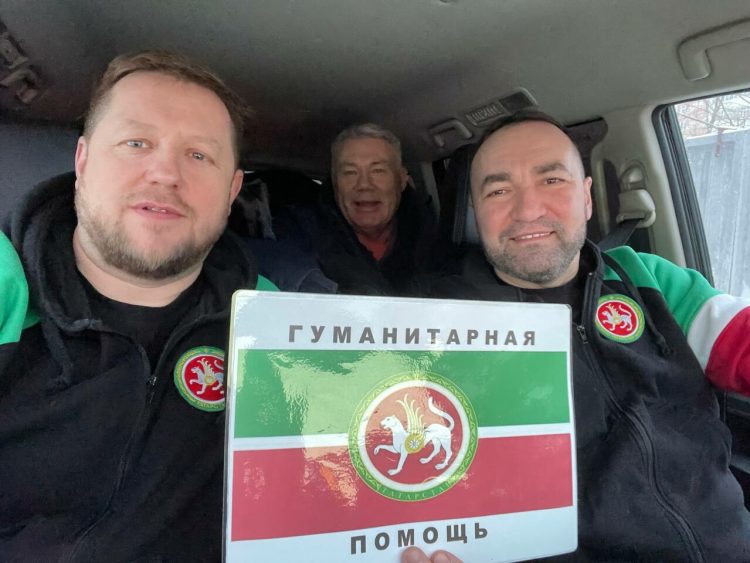 Волонтеры из Казани привезли лисичанским школьникам 200 наборов витаминов и канцтовары