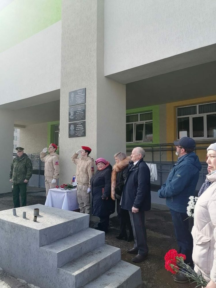 В Елабуге установили мемориальную доску в честь участника СВО