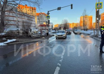 В Казани водитель сбил двух школьниц на переходе