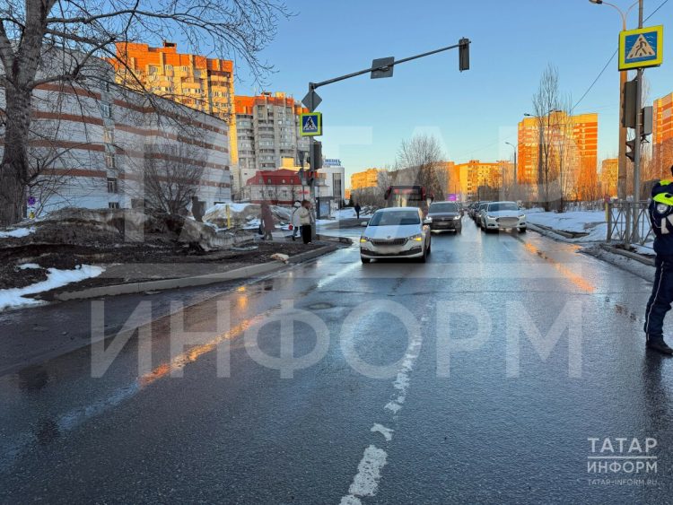 В Казани водитель сбил двух школьниц на переходе