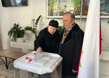 Председатель СМО РТ вместе с супругой проголосовали на выборах Президента России
