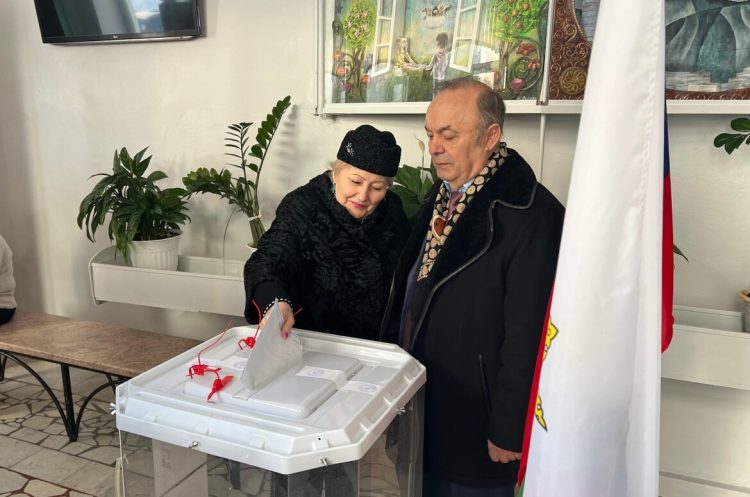 Председатель СМО РТ вместе с супругой проголосовали на выборах Президента России