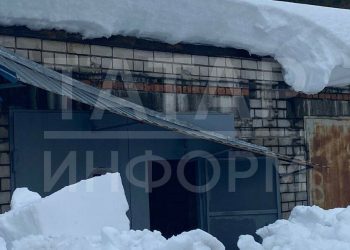 В Зеленодольске на мужчину с крыши гаража упал огромный пласт снега
