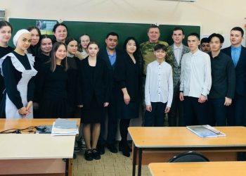 В Зеленодольском районе фельдшер, вернувшийся в отпуск из зоны СВО, встретился со школьниками