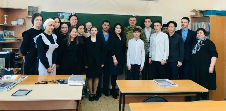 В Зеленодольском районе фельдшер, вернувшийся в отпуск из зоны СВО, встретился со школьниками