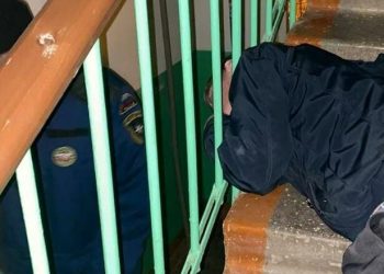 В Казани спасли пьяного мужчину, просунувшего голову в перила