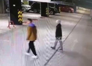 В Казани полицейские ищут подростков, поцарапавших машины
