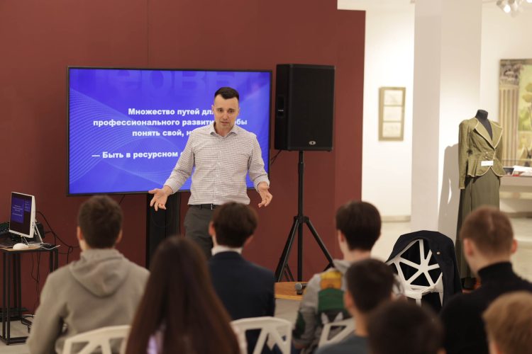 Более 60 подростков приняли участие в открытой лекции Тимура Сулейманова