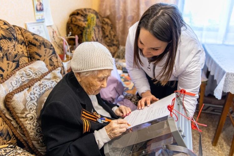 103-летняя жительница Альметьевска приняла участие в выборах Президента РФ
