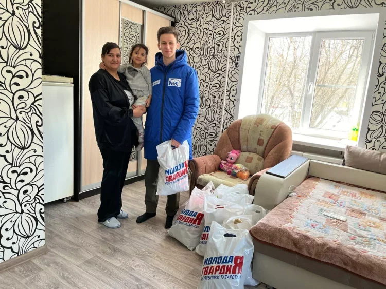 «Молодая Гвардия» РТ оказала помощь семье, переехавшей из Белгородской области в Казань
