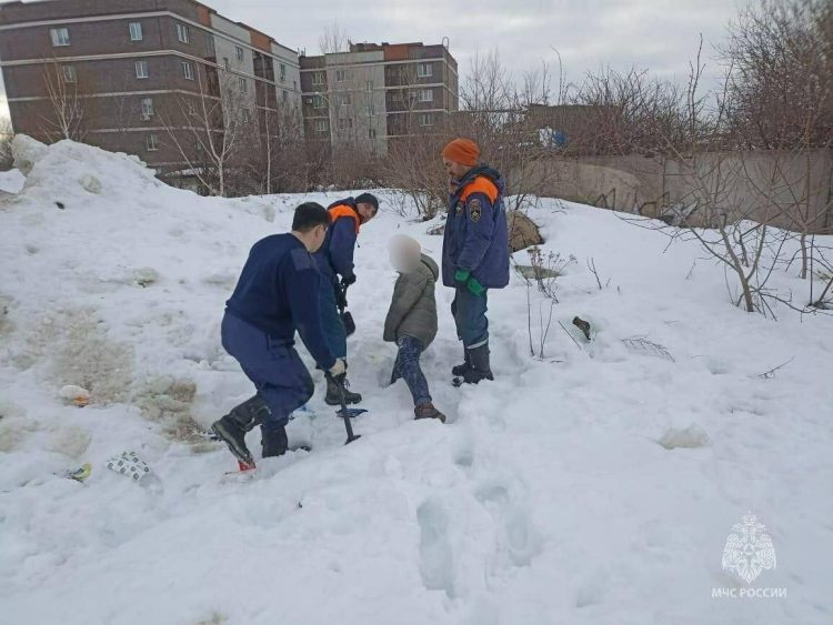 В Казани спасли ребенка, который ногой застрял в сугробе