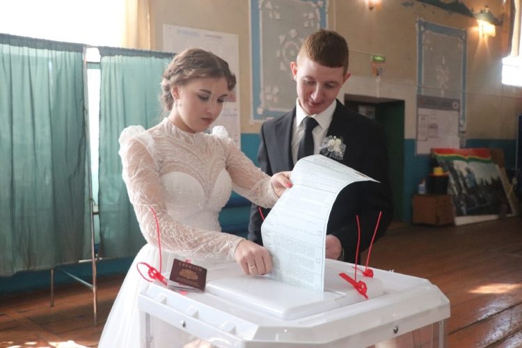 Молодожены из села Буляк проголосовали на выборах Президента РФ