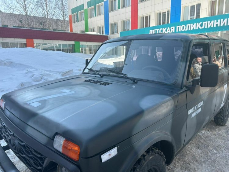 Медики из Нижнекамска передали автомобиль бойцам СВО