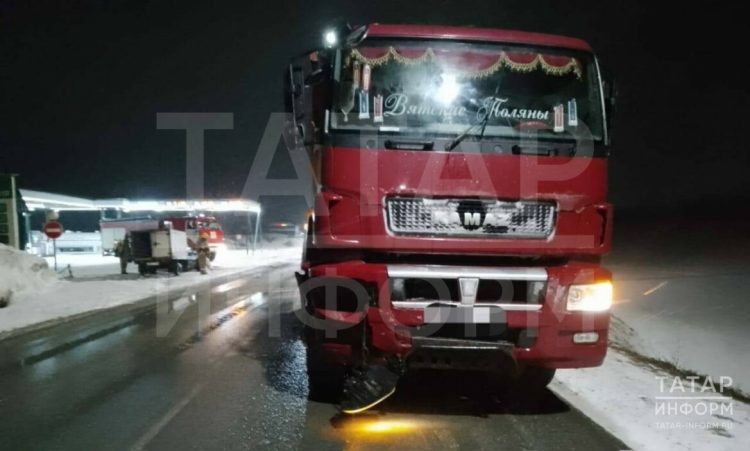 В Кукморском районе водитель легковушки пострадал в ДТП с КамАЗом