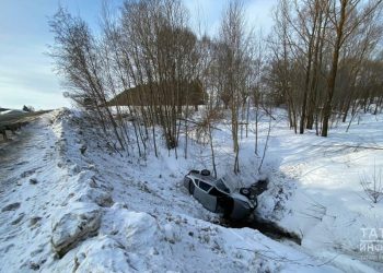 Под Кукмором легковушка вылетел в кювет