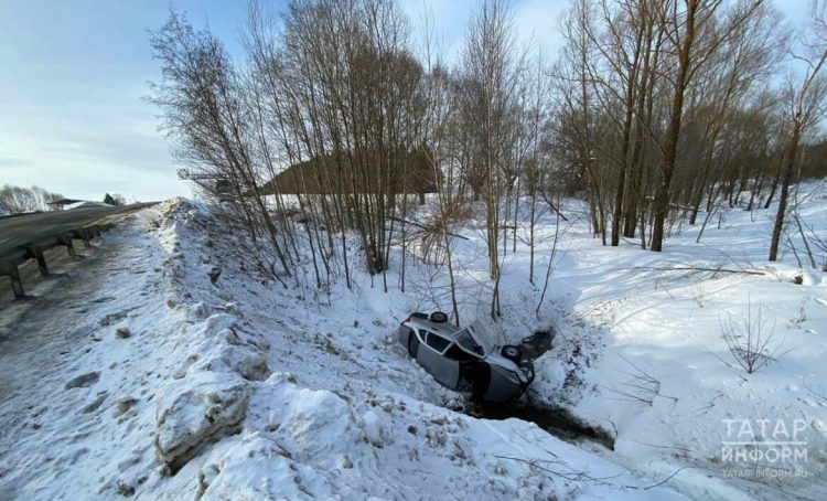 Под Кукмором легковушка вылетел в кювет