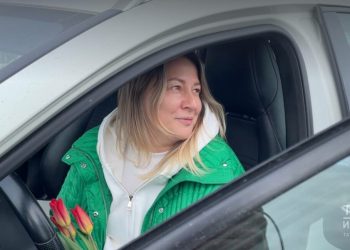 В Казани сотрудники Госавтоинспекции подарили девушкам цветы