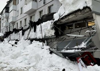 Прокуратура начала проверку после обрушения козырька дома в Дербышках