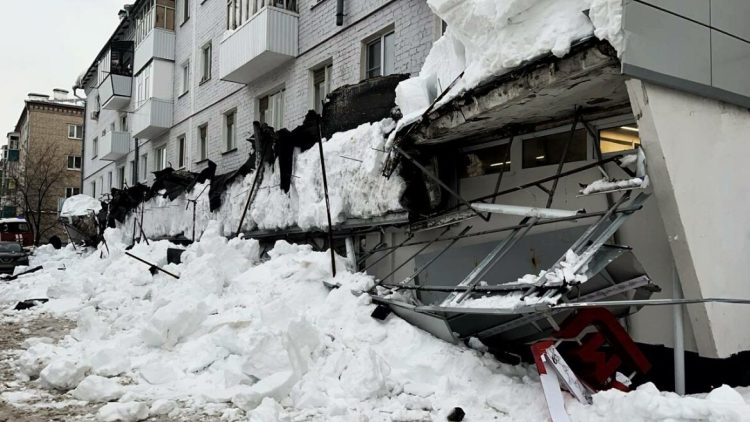 Прокуратура начала проверку после обрушения козырька дома в Дербышках