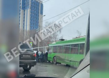 В Казани троллейбус въехал в легковушку