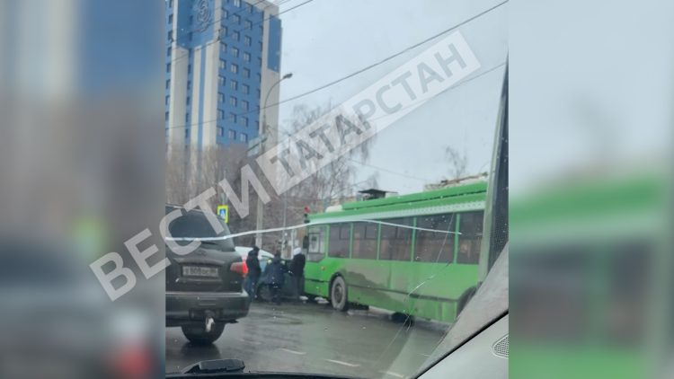 В Казани троллейбус въехал в легковушку