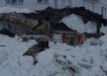 В Казани обвалилась крыша козырька магазина