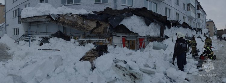 В Казани обвалилась крыша козырька магазина